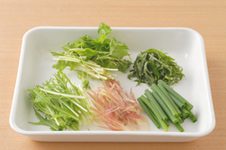 青じそ、みょうがはせん切りにする。万能ねぎ、三つ葉、水菜は５センチ長さくらいに切る。豆腐は食べやすい大きさに切り、生しいたけは軸を切り落として半分に切る。