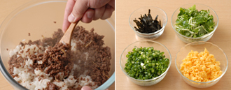 すし飯に甘辛そぼろを加えてむらなく混ぜ合わせる。焼きのりはキッチンばさみで細切りにする。三つ葉はざく切りにする。万能ねぎは小口切りにする。混ぜずしを器に盛り、卵、三つ葉、万能ねぎ、のりを彩りよく散らす。