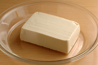豆腐は耐熱の皿にのせ、ラップをかけずに電子レンジで１～２分加熱して温める。豆腐の大きさや形、電子レンジの機種などによって加熱時間は少し違うので、手でさわってみて冷たいようならもう少し加熱する。半分に切って器に盛り、あんをかける。三つ葉、万能ねぎをのせ、七味唐辛子をふる。