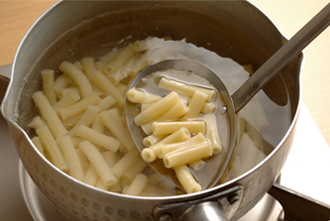 じゃがいもは皮をむいてラップで包み、電子レンジで２分ほど加熱し、竹串がスーッと通るくらい柔らかくなったらラップを外し、粗熱がとれたら幅１センチの輪切りにする。マカロニは袋の表示通りにゆでてざるに上げ、水気をきる。ブロッコリーは小房に分け、熱湯でゆでてざるに上げる。