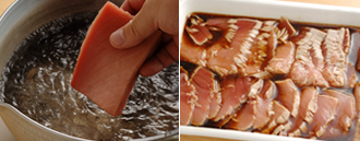 マグロの漬けを作る。バットなどにAを混ぜ合わせておく。マグロは柵ごと熱湯に入れ、表面の色が変わったらすぐに取り出して氷水に入れる。水気を拭き、厚さ５ミリくらいのそぎ切りにして、バットに入れてからめ、10～15分以上おく。