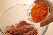 野菜をたっぷり加えた肉団子もまたおいしいもの。たねににんじんのみじん切りを加えて、野菜肉団子にしてもよいでしょう。肉の量が少したりない、というときのかさ増やしにも利用できます。