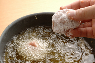 揚げ油を中温（170度）に熱する。肉団子のたねを卵大くらいに丸め、小麦粉適量をまぶして揚げ油に入れる。こんがりと揚げ、中に火が通ったらひき上げ、油をきる。