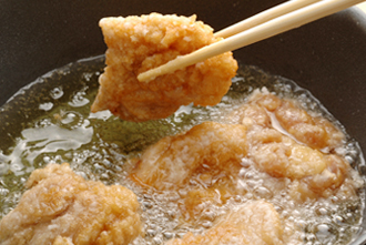 揚げ油を中温（170度）に熱し、鶏肉を揚げる。全体がきつね色になり、菜箸がスーッと通るくらいになったら取り出し、油をきる。レタスを皿にしき、から揚げを盛る。カレーディップを添え、つけていただく。