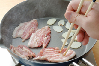 フライパンに油を引かずに豚バラ肉を入れ、こんがりとした焼き色がつきカリカリになるまでしっかり焼きつける。このとき、脂がたくさん出るようならペーパータオルで少しふき取る。フライパンの空いている部分でにんにくを焼きつけ、焼き色がついたら取り出す。ホットプレートで焼いて、あつあつを食べるとさらにおいしい。皿にサニーレタス、エゴマの葉、にんにく、青唐辛子、コチュジャンを並べ、ごま油だれ、大根の甘酢漬け、ねぎのラー油あえも添える。サニーレタスなどに豚肉と好みの薬味をのせ、包んで食べる。