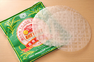 春巻きの皮は、ライスペーパーというように、米が原料。インディカ米のペーストを薄く広げて乾燥させたものです。水で戻すと、透き通ってもちっとした食感になります。戻し方は、袋の表示を参考にして下さい。柔らかくはりつきやすいので、戻した皮を重ねておくと、くっついて破れてしまうことがあるので注意して。扱いなれないうちは、1枚ずつ戻すとよいでしょう。