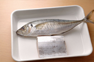 いさきのほかにも、あじやさんまなど、青背の魚なら同じように作れる。太刀魚でもよい（写真上はあじ、下は太刀魚の切り身）。