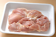 もともとは、鶏肉でよく作られているメニュー。鶏もも肉でも同様に作れます。鶏肉のほうが火が通りにくいので、一口大よりも細かくコロコロに切って、炒めたときに火が通りやすいようにするとよいでしょう。ほかには、牛肉やえびなども合います。
