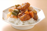 こっくり甘酸っぱい酢豚は、ご飯にもよく合います。たっぷりのあんと一緒に、ご飯にかけてもよいでしょう。麺にからめて食べるのとはまた違ったおいしさです。