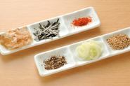 薬味はいろいろあると楽しいものです。削り節、一味唐辛子、粗引き黒こしょう、ねぎの小口切り、白いりごまなど、小皿にのせて食卓へ。食べながら薬味を少しずつ加えると、味に変化がつきます。