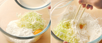 生地を作る。キャベツはせん切りにする。やまいもはすりおろす。ボウルに小麦粉、キャベツ、やまいも、卵、だし汁を入れ、しっかり混ぜ合わせる。