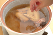 最初に、手羽先や鴨肉、ひき肉団子などを入れることで、煮汁に肉のうまみが加わっておいしくなります。鴨肉に切り込みを入れておくと、歯応えと味のしみ込みがよくなります。