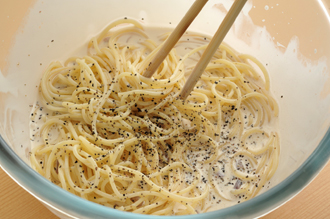 スパゲティがゆで上がったら、すぐにざるに上げて水気をきり、塩辛と生クリームのボウルに加える。粗引き黒こしょうをふって手早く和えて器に盛り、万能ねぎを散らす。