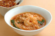 鍋の煮汁には、肉やえび、野菜のうまみがたっぷり入っています。仕上げには、ご飯を加えておじやにするのがおすすめ。たれをかけてもよいでしょう。