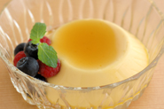 ご紹介したプリンは、小さいサイズでも作れます。分量と作り方はそのままで、小さい型に流すだけ。1人分のプリンに飾りをつける、というのも可愛いですね。皿に盛りつけなくても、ココットや小さな器に流し入れて、スプーンですくって食べてもよいでしょう。