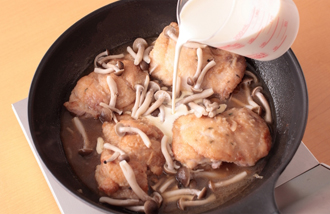 フライパンのふたを外し、しめじ、生クリームを加えて混ぜ合わせる。全体がふつふつとして温まったら、味をみて塩、こしょうをふり、マスタードを加えて混ぜる。皿に盛り、クレソンを添える。