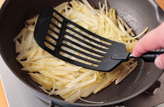 フライパンにバター大さじ1を入れ、弱めの中火で溶かして、じゃがいもの1/2量を入れる。フライパン全体に広げ、へらで押し付けながらじっくり焼きつける。じゃがいも同士がくっついて、こんがりと焼き色がついたらひっくり返し、裏面も同様に焼きつける。残りも同様に焼いて皿に盛る。