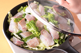 野菜に昆布茶、サラダ油（あれば太白ごま油）をまぶす。フライパンにキャベツを敷き、菜の花、鯛の切り身を全体に散らすようにのせる。水1/3カップを入れ、ふたをして強火にかけ、4～5分蒸す。ふたを外してきぬさやをのせ、再びふたをしてさらに１分蒸す。