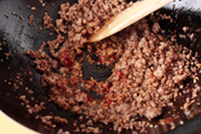 ひき肉で味を全体にからめるので、調味料をきちんとなじませることが大切です。ひき肉がほぐれたら、まずは紹興酒を加えて香りを立たせ、塩やしょうゆで味をつけます。肉の色が変わってからさらに炒め、プチップチッとはじてくるくらいまでしっかり炒めるのがコツ。豆板醤を加えた後も、香りをたてるために炒め合わせます。