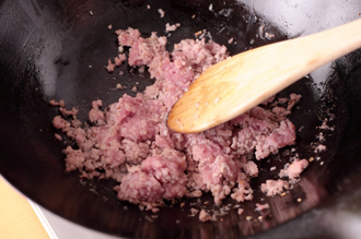 中華鍋にサラダ油、にんにく、しょうが、ひき肉を入れて強火にかけ、木べらでひき肉をつぶすようにしながらほぐし炒める。肉がパラリとしたらAを順に入れて炒める。プチップチッとはじけるようになってきたら、しょうゆ、豆板醤、鶏ガラスープの素を加え、さらによくなじむまで炒める。