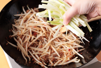 もやしを加えて炒め、ひき肉が全体になじんだらセロリを加えて更になじませる。最後にセロリの葉を加えてさっと混ぜ、こしょうで味を整えたら火を止める。