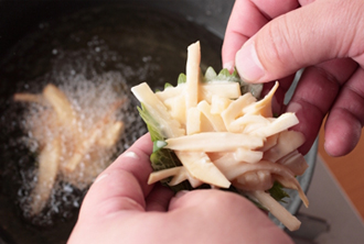 Bを混ぜ合わせ、ころもを作る。揚げ油を中温に熱する。たけのこを1/3量ずつに分けてボウルに入れ、にんじんと玉ねぎ、汁気をきったささみ、いかを加えて3種類の具を準備し、小麦粉適量を加えて全体にからめる。ころもに、それぞれの具を1/3量ずつ入れてからめ、木べらなどにのせて揚げ油に入れる。いかとたけのこは、ころもをまぶして青じその上にのせ、揚げ油に入れる。それぞれ上下を返しながらこんがりするまで揚げ、取り出して油をきる。器に盛り、てんつゆを添える。