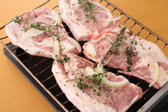 グリルを2分ほど予熱し、豚肉を並べ入れる。強めの中火で、様子を見ながら12分ほど焼く（上火だけの場合は、途中で上下を返し、両面こんがりとするまで焼く）。