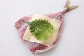 あじに塩、こしょうをふり、スライスチーズ、青じその順にのせる。