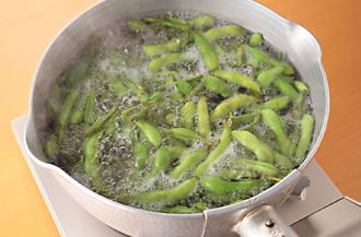 枝豆は塩を入れた熱湯（水1.5リットルに対して塩小さじ1/2くらい）でゆでてざるに上げ、さましてから皮をむいて取り出す。中についている薄皮もむく。プチトマトはへたをとって縦半分に切る。