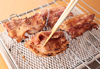 焼き網を強火で熱する。1の豚肉は、表面のみそをかるく落として焼き網にのせ、火が通るまでこんがりと焼く。皿に盛り、2の野菜を添える。サンチュの上に豚肉をのせ、きゅうり、塩もみ大根などをのせて、包んで食べる。好みでコチュジャンなどをつけて食べてもおいしい。