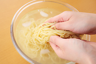 たっぷりの湯を沸かし、袋の表示を目安に中華麺をゆでる。ざるにとって流水ですすぎ、さらに冷水にとって、麺をひきしめるようにもみながらすすぎ、ざるに上げて水気をしっかりきる。器に盛り、2の肉みそをかけ、白髪ねぎ、きゅうり、香菜を添える。仕上げに粉唐辛子（または一味唐辛子）をふってもおいしい。