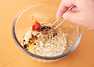 ピリ辛しょうゆだれを作る。ボウルにBの材料を全て入れ、混ぜ合わせる。