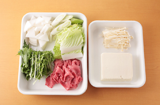 しゃぶしゃぶの具の準備をする。えのきだけは根元を切り落とし、白菜は食べやすい大きさに切る。水菜は長さ4～5センチに切り、ねぎは幅1センチの斜め切りにする。大根は厚さ8ミリくらいのいちょう切りにする。しゃぶしゃぶ用の鍋に水（できればだし汁）を入れて中火にかけ、野菜を入れ、豆腐も適当な大きさにちぎって入れる。温まったら、牛肉をさっと入れて火を通し、好みのタレにつけて食べる。
