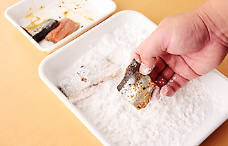揚げ油を中温に熱し、かぼちゃ、パプリカ、ピーマン、しし唐辛子を素揚げして取り出す。さんまに七味唐辛子をかるくふって片栗粉をまぶし、こんがりとするまで揚げる。揚げた野菜とさんまを皿に盛り、サラダ菜、プチトマトを添える。
