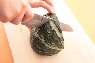 かぼちゃは、種とわたを取って3～4センチ角に切る。皮が硬くて切りにくい場合は、まず刃先を下向きに入れ、次に根元を下げる、という動作を繰り返し、少しずつ包丁を動かすと良い。