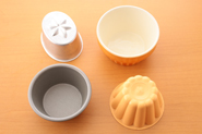 小さな型でもOK。好みの大きさ、形のものを選んで作りましょう。耐熱性のものであれば大丈夫ですが、湯せんするので、ステンレスなど、金属性のもののほうが早く火が通ります。