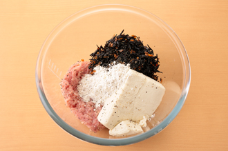 ハンバーグだねを作る。ボウルに鶏ひき肉、1のひじき煮、しょうが、豆腐、小麦粉、塩、こしょうを加え、粘りが出るまでよく混ぜる。