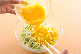 大きめのボウルにキャベツ、ねぎ、揚げ玉、紅しょうが、小麦粉、昆布茶、塩を入れて混ぜ合わせて（小麦粉が全体にからむように）たねをつくる。別のボウルに卵を溶きほぐして、キャベツのボウルに加えてよく混ぜる。