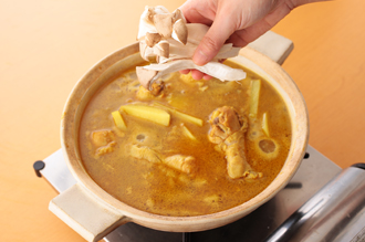 じゃがいも、エリンギを加えて煮る。じゃがいもが柔らかくなったら、食卓で、パプリカ、ほうれん草なども加えて、煮ながら食べる。