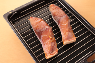 魚焼きグリルに、ぶりの切り身をのせて両面こんがりと焼く。途中で、空いているところにねぎをのせ、一緒に焼く。フライパンにサラダ油を中火で熱し、れんこんを炒める。すき通ってきたら、ぶりの漬け汁を加えてサッとからめる。ぶりを器に盛り、ねぎ、れんこん、しょうがの甘酢漬けを添える。