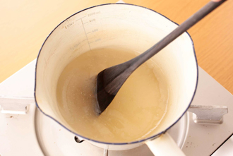 あんを作る。小鍋にAを混ぜて中火にかける。煮立ったら、水溶き片栗粉を混ぜて加える。とろみがついたら、茶碗蒸しにかける。1のあさりの身を殻から取り出し、豆板醤、ごま油、きざんだ香菜、と混ぜて茶碗蒸しにのせる。