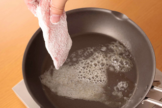 金目鯛は、下味をつけて小麦粉をまぶす。フライパンにバターを中火で溶かし、金目鯛を入れて両面こんがりと焼いて取り出す。