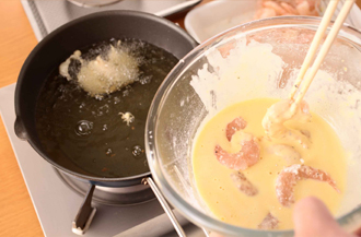 ボウルにころもの材料を混ぜ合わせる。揚げ油を高めの中温に熱する。むきえびに小麦粉を薄くまぶし、ころもをからめて揚げ油に入れ、表面がカリッとするまで揚げて取り出す。皿に、レタス、パプリカを混ぜて敷く。