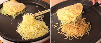 空いたところにサラダ油をたし、焼きそば麺の1/2量を炒める。水少々を加えて柔らかく蒸し炒めにしたら、Aの1/2量を加えて味つけする。端に寄せたお好み焼きを、麺の上にのせる。