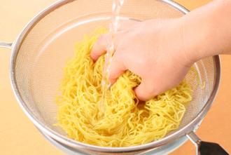 たっぷりの湯で中華麺をゆでてざるに上げる。すぐに流水でしっかり洗ってざるに上げ、水気をきる。1のスープを温めて器に盛り、麺と青梗菜も皿に盛り、スープにつけて食べる。