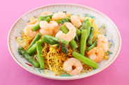 麺にかけて食べるのもおすすめ。中華蒸し麺をこんがりと焼きつけ、上からえびとアスパラの塩炒めをかけます。とろみがついているから、麺にも味がよくからみます。