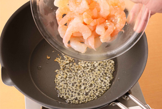 フライパンにごま油を中火で熱し、にんにく、しょうがを炒める。香りが出たらむきえびを加えて炒める。えびの色が変わってきたらアスパラガスを加えて炒める。