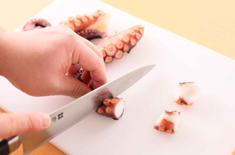 たこは一口大のぶつ切りにする。レタスは食べやすくちぎり、トマトはくし切りにする。
