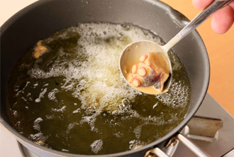 2に小麦粉、片栗粉を加えてからめ、ころもにする。揚げ油を高温に熱し、たこをスプーンですくって揚げ油に入れる（油跳ねしやすいので注意して）。たこには火が通っているので、表面がカリッとしたらすぐに取り出す。皿にレタスをしいて揚げたたこを盛り、トマトを添える。