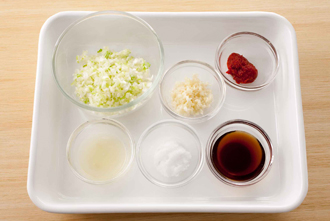 ソースを作る。ねぎをみじん切りにし、残りのソースの材料と混ぜ合わせる。揚げた鶏肉を食べやすく切って皿に盛り、ソースをかけて香菜を添える。